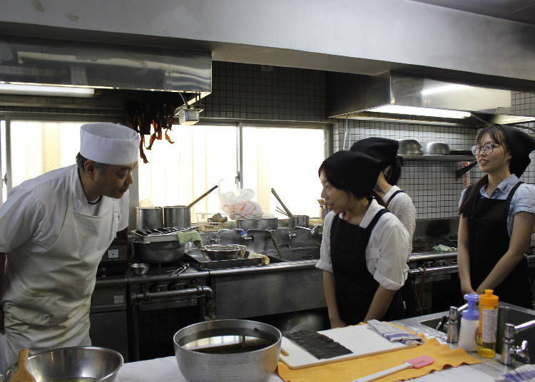 在日本料理教室,制作正宗的「高汤」