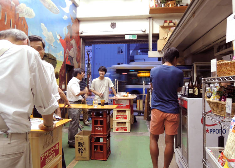 在酒舖一角站著喝酒的「角打」文化