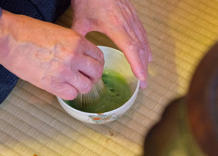 薄茶を飲む