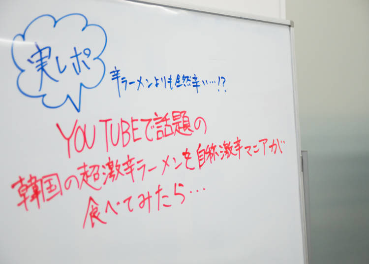 黒い方は甘辛でおいしい。赤い方は罰ゲームなどで盛り上がるかも。でも食べすぎに気をつけて