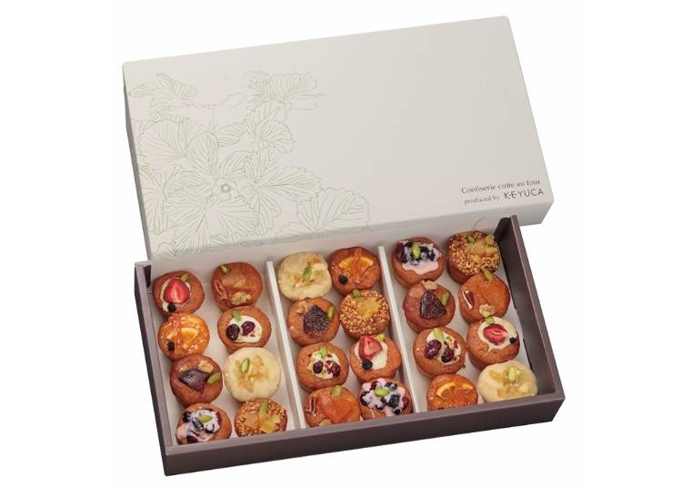 まるでお花畑のようなケーキボックス。「ドルチェフェリーチェ レガロ」の「プチパウンドケーキ(24個入り)/西武新宿ぺぺ
