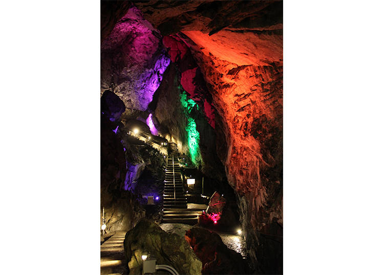 Nippara Limestone Cave: Exploring Okutama’s Colorful Caves