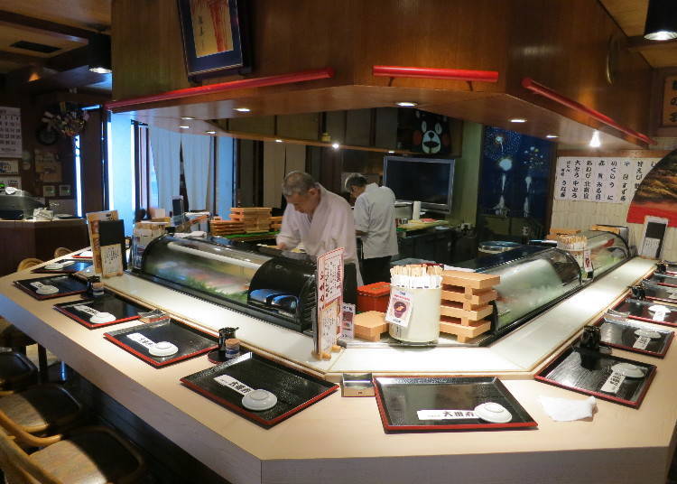 白天夜晚不同風情,新宿平價美味壽司專賣店