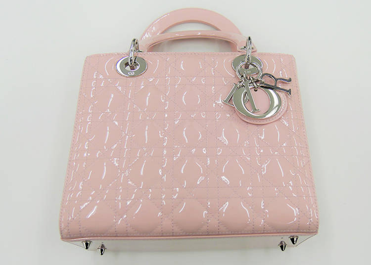 Dear to Anna’s Heart: the Bag is a Gift from Her Family