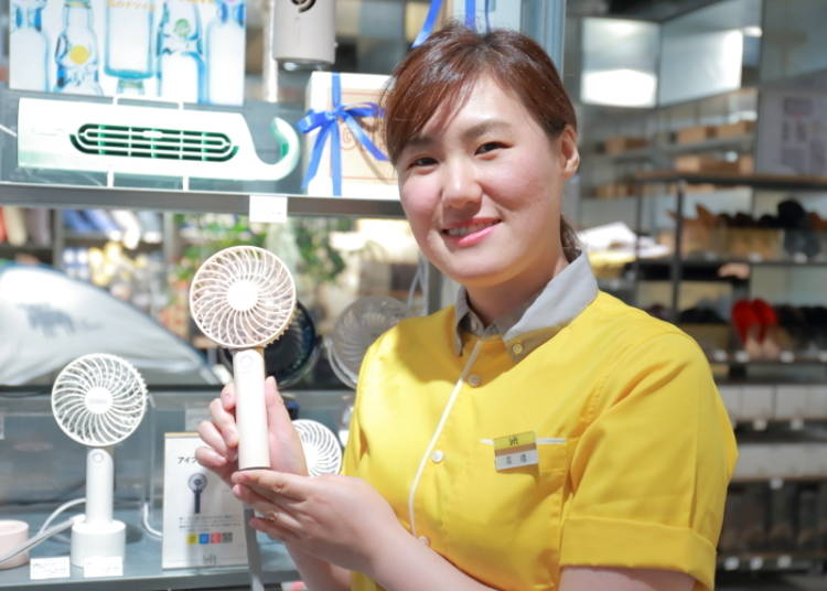 在辦公室裏常備的小型電風扇「充電式手持桌上型風扇(附芳香磁片)」