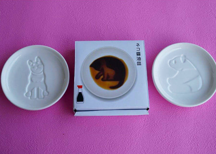 2. Just add soy sauce and the silhouette of an animal will appear in these wonderfully cute saucers!