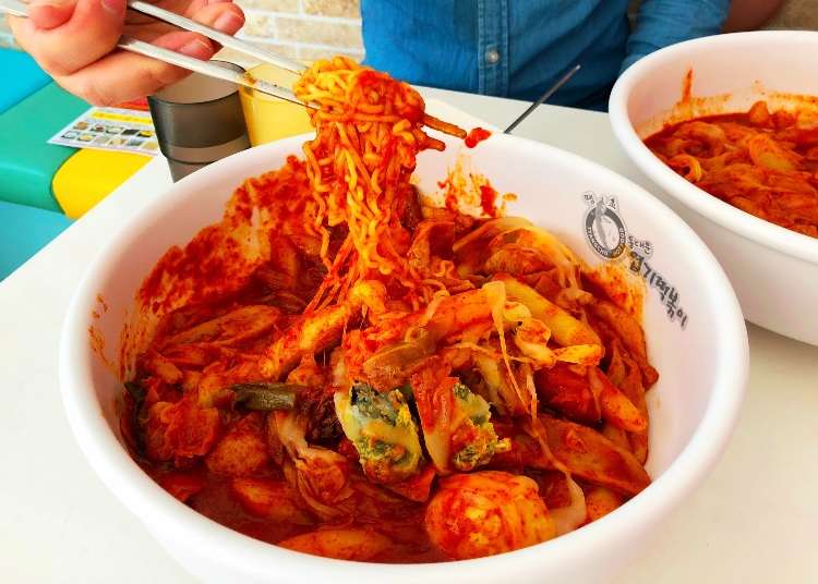 【辛ラーメンより猟奇的に辛い!?】韓国から上陸した大人気激辛トッポッキ!大の辛党・韓国人男性が挑んでみたら…
