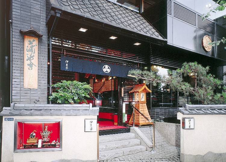 4. Izuei Honten: Serving Eel in Ueno for Over 300 Years!