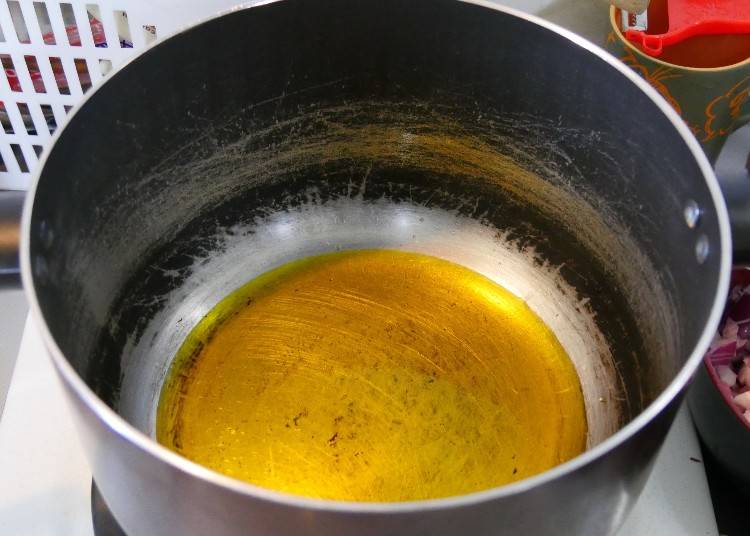 インドカレーのポイントは、タマネギ!多めの油でしっかり炒めること