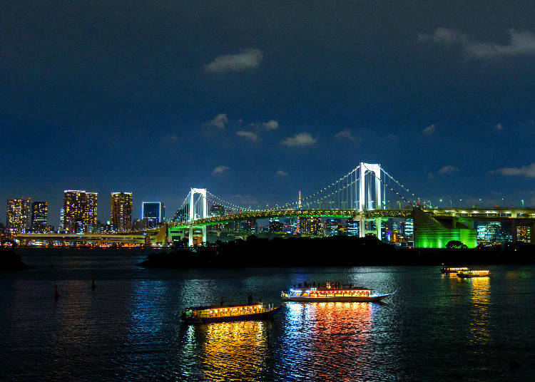 2. Aqua City Odaiba Shrine: Gazing Down from a Shrine on Top of a Shopping Center