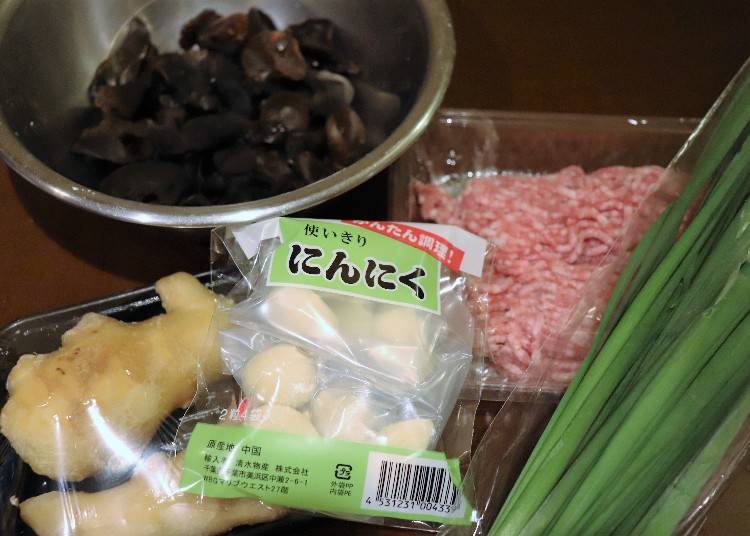 ■餃子の中に入れる“餡”作り