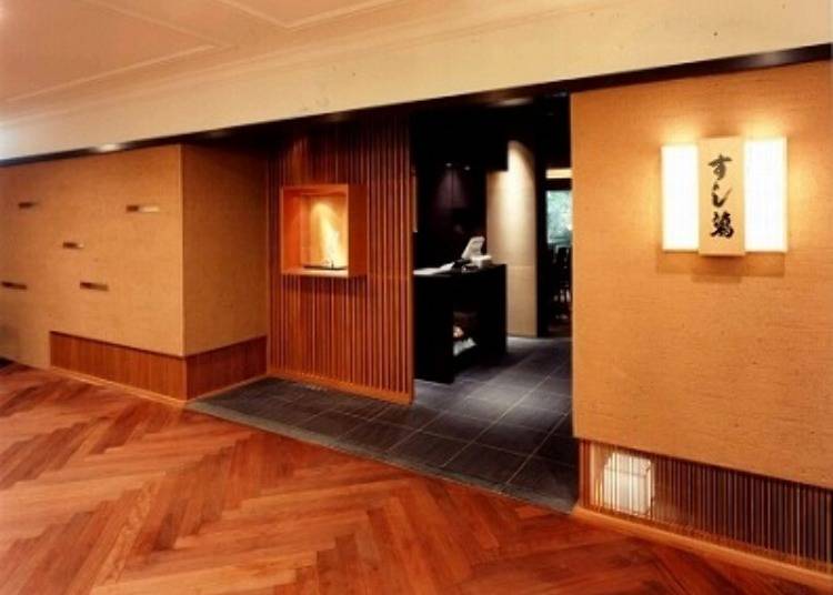 江戸前の握り鮨と大阪の圧し鮨の両方をいただける『小鯛雀鮨 すし萬』
