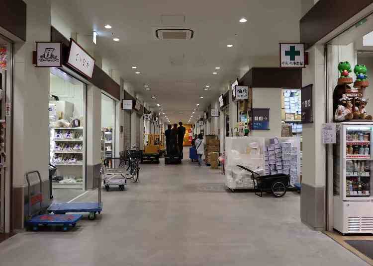 There is an area on the fourth floor of the maritime products intermediate wholesalers area called Uogashi Yokocho where anyone can shop!