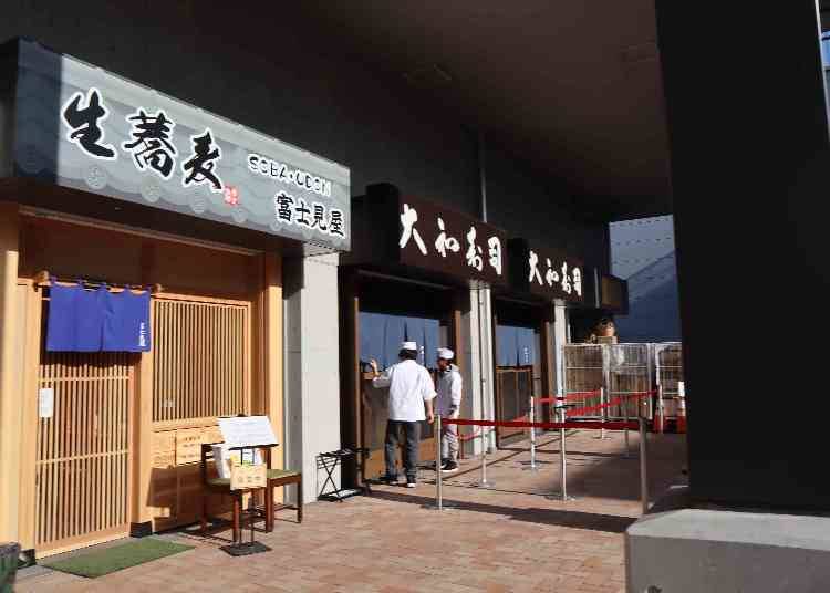 1階には、飲食物販店舗もあり!