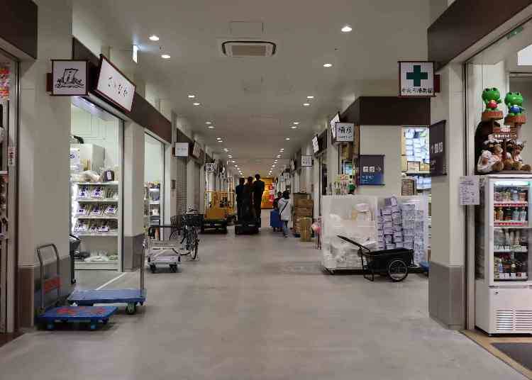 水産仲卸売場棟の4階「魚がし横丁」は、一般の人も買い物できる物販エリア!