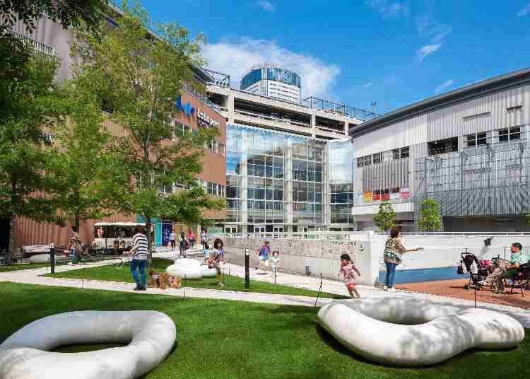 2. Urban Dock LaLaport Toyosu: Enjoy shopping and gourmet food at the huge Tokyo shopping mall!
