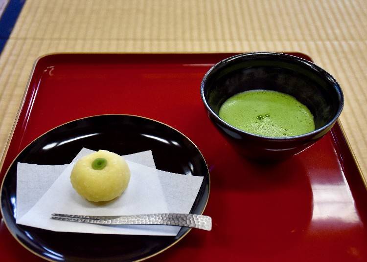 【寺カフェ 岫雲(しゅううん)】檜原の山と枯山水を眺めながら、和菓子を食す