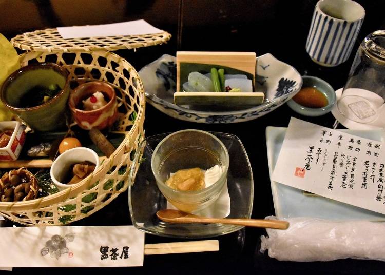 【黒茶屋】紅葉を望みながら、里山料理のていねいな味を堪能する