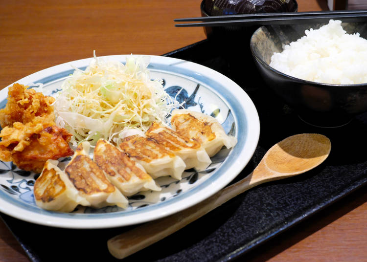 餃子とご飯を一緒に食べる!