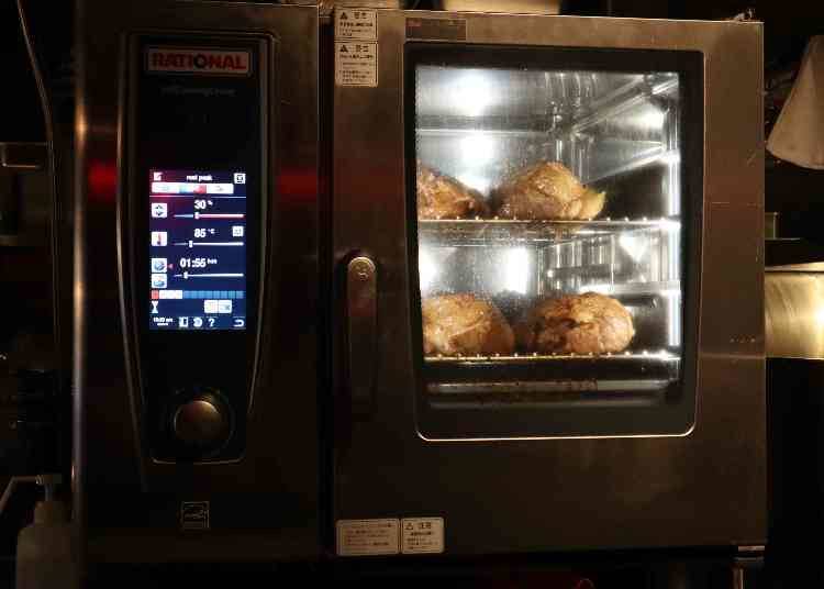 店内で3日かけて作り上げるローストポークが売り!