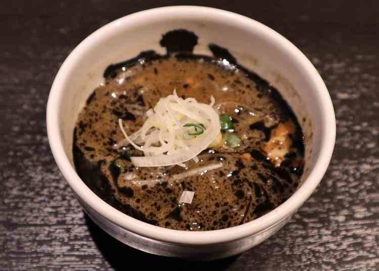 黒の焦がし油が香る、麺との相性バッチリの濃厚スープ!