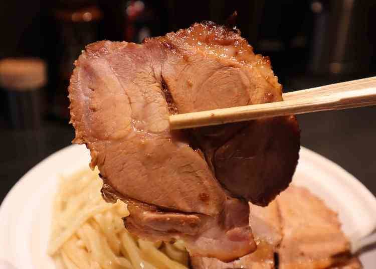 トッピングも必食!お肉や玉子、香味酢やコショウで変化もつけてみて!