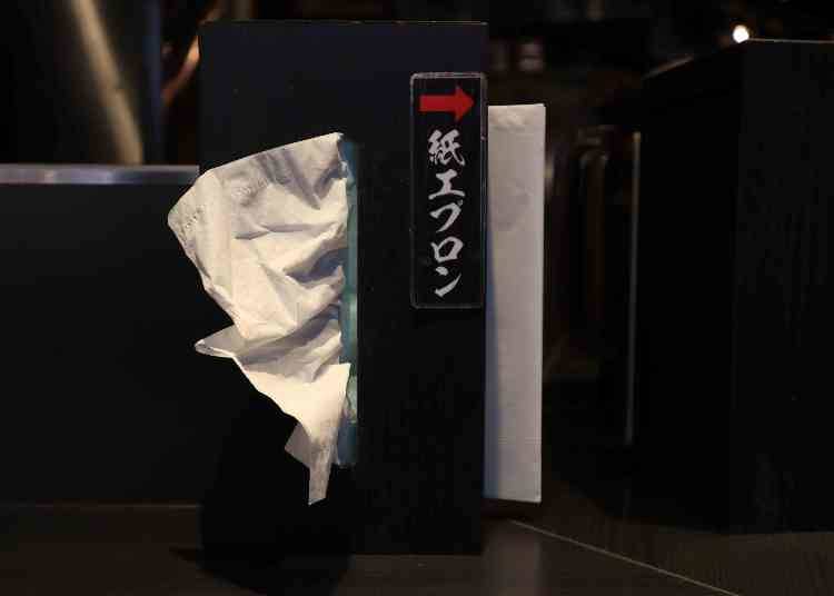 紙エプロンやヘアゴムなど、食べやすさを考え行き届いた心遣いが嬉しい!