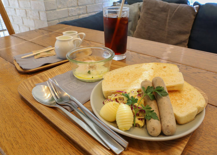 ドイツ風のパンとソーセージで朝食を「café 1886 at Bosch」
