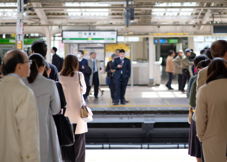 日本人は電車に乗るとき、きちんと整列するのにビックリ!