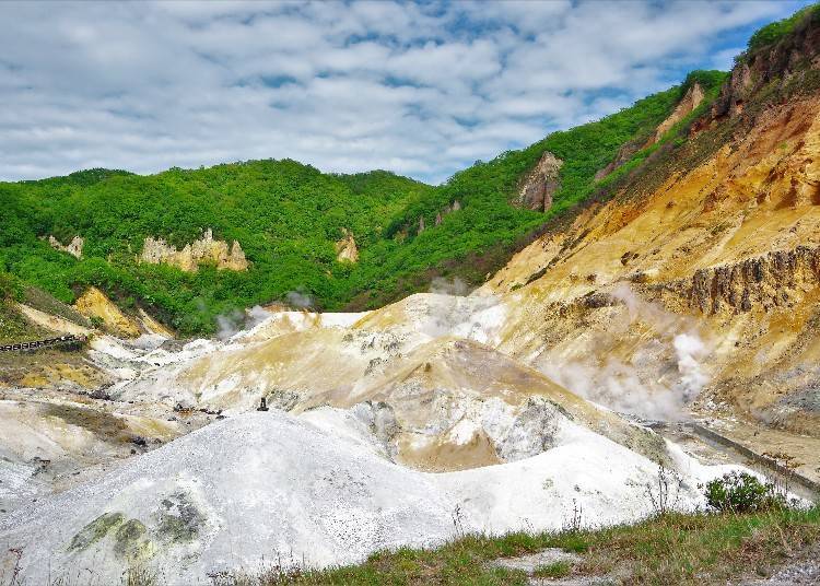 Noboribetsu Jigokudani - experience the power of hot springs gushing out of volcanic craters!