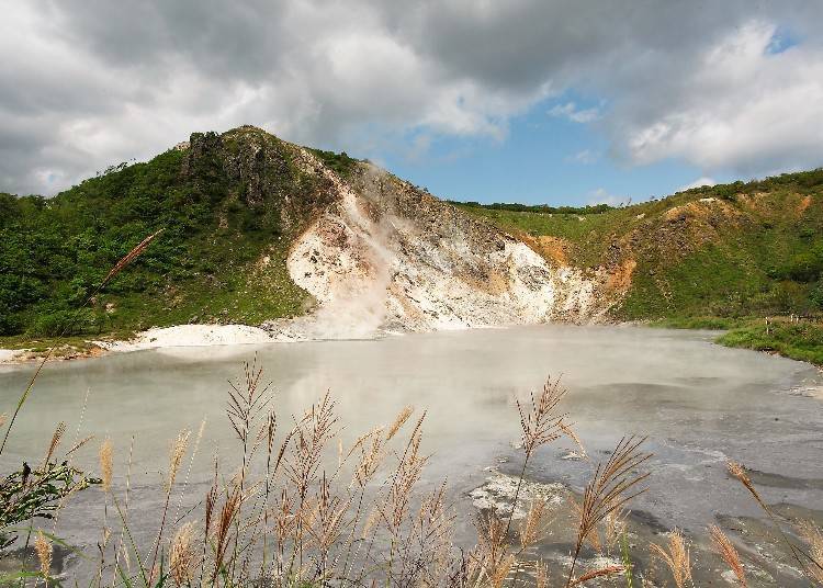 Oyunuma – see a gurgling hot spring lake right in front of you!