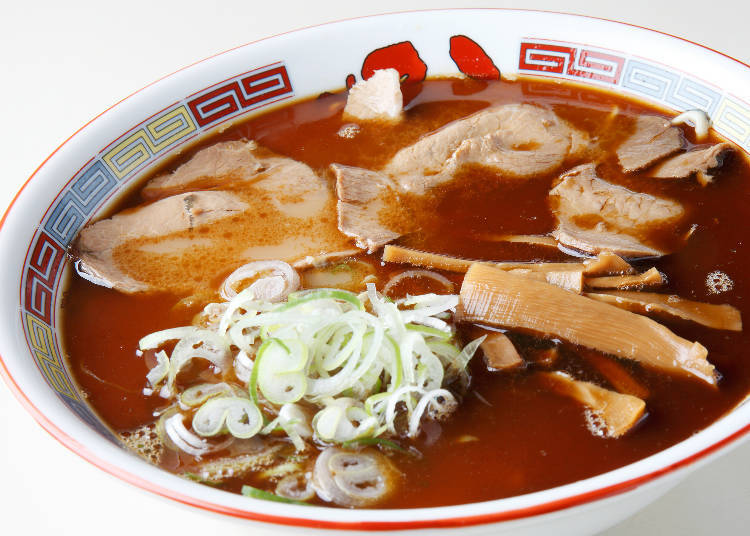 傳統的「旭川拉麵」就是醬油湯底裡有滿滿的豬油和捲曲麵