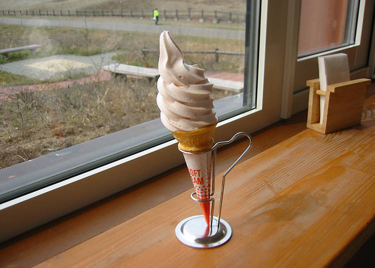【石狩】ほんのりピンクに色付いた甘酸っぱい香りのソフト「ハマナスソフトクリーム」