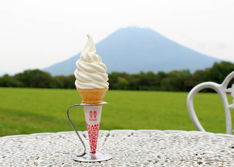 Niseko: In idyllic view of Mt. Yotei, find "Niseko Takahashi Ranch Milk Studio" for supreme sweets!
