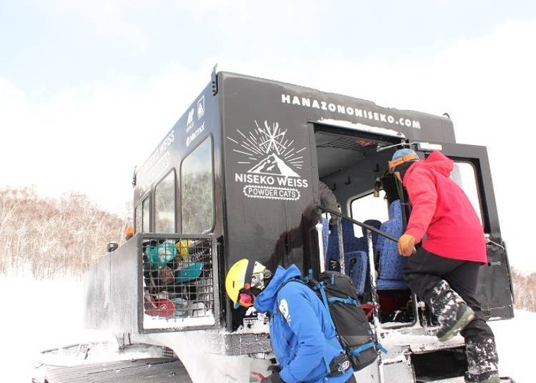 ■ You can fully enjoy the extreme powder of Niseko on a CAT tour