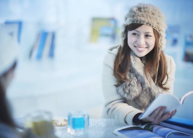 ■ Relax fireside in the sparkling Ice Books & Café