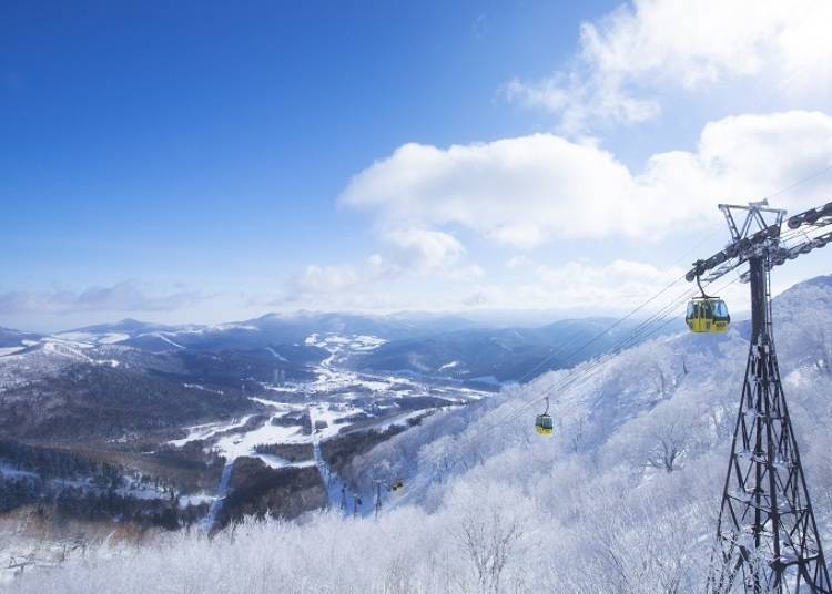 Go to the Muhyo Terrace while enjoying a superb view from the Gondola Lift.