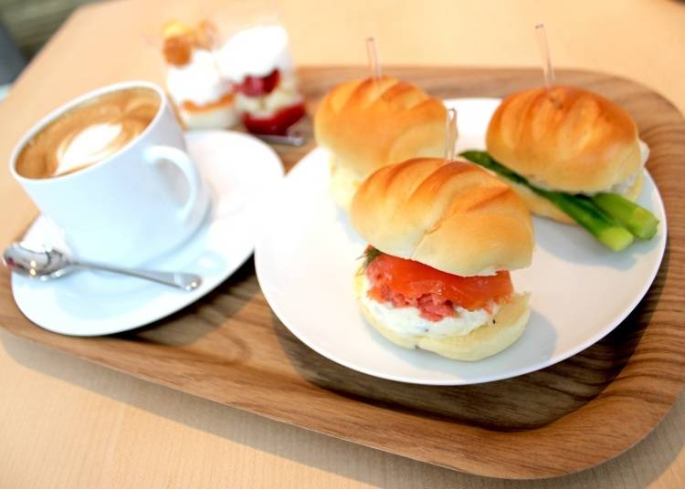 ■ぬくもりのある店内でこだわりのカフェメニュー「cafe&barつきの」