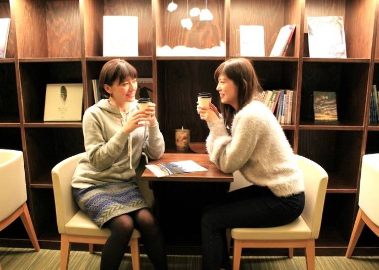 ■宿泊者専用のホッとできるスペース「Books&Cafe」